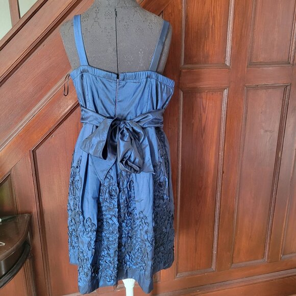 Elegant R&M Richards Blue Sleeveless Cocktail Dress With Floral Appliqué & Bow B - Picture 3 of 8